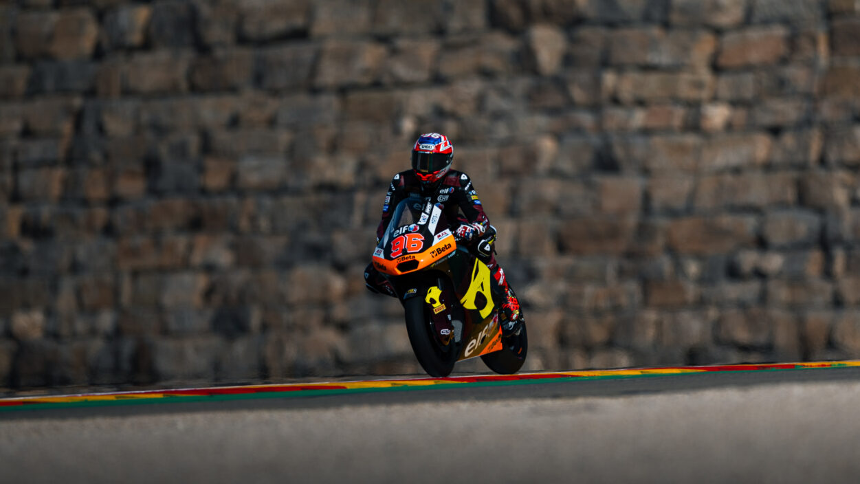 Dixon in the top ten fight after first day at Aragon 11