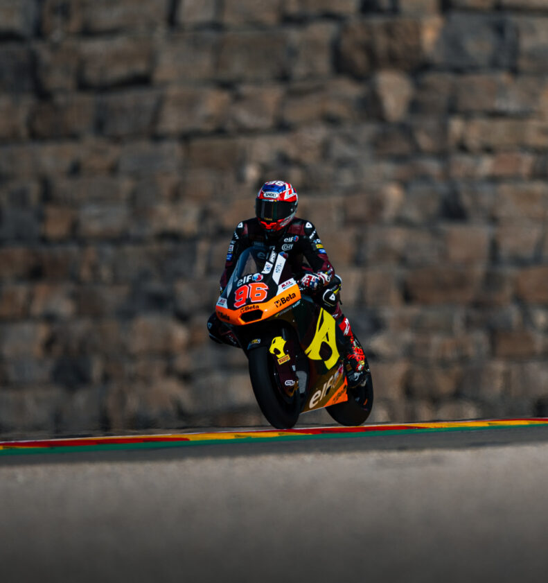 Dixon in the top ten fight after first day at Aragon 1