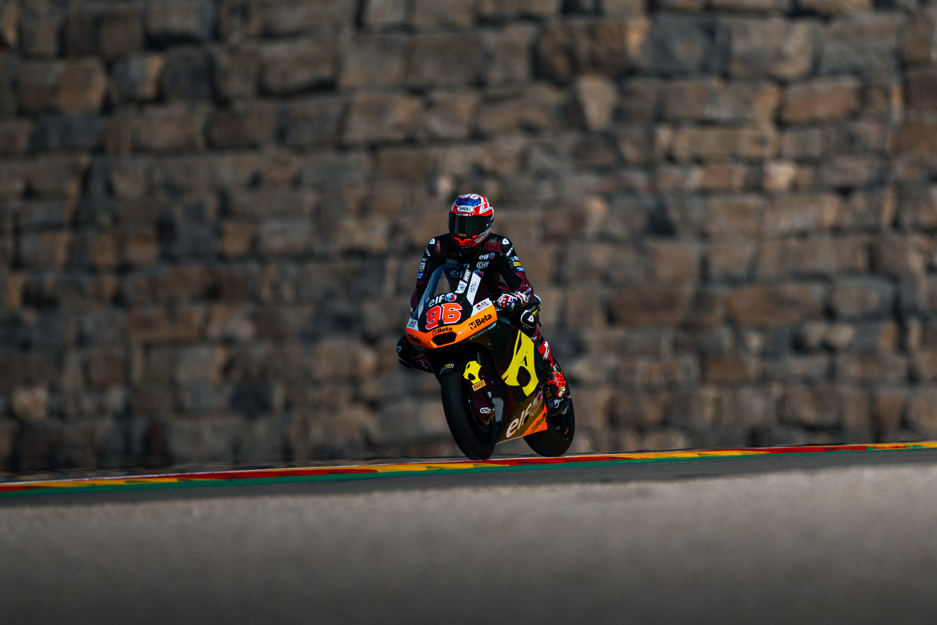 Dixon in the top ten fight after first day at Aragon 1
