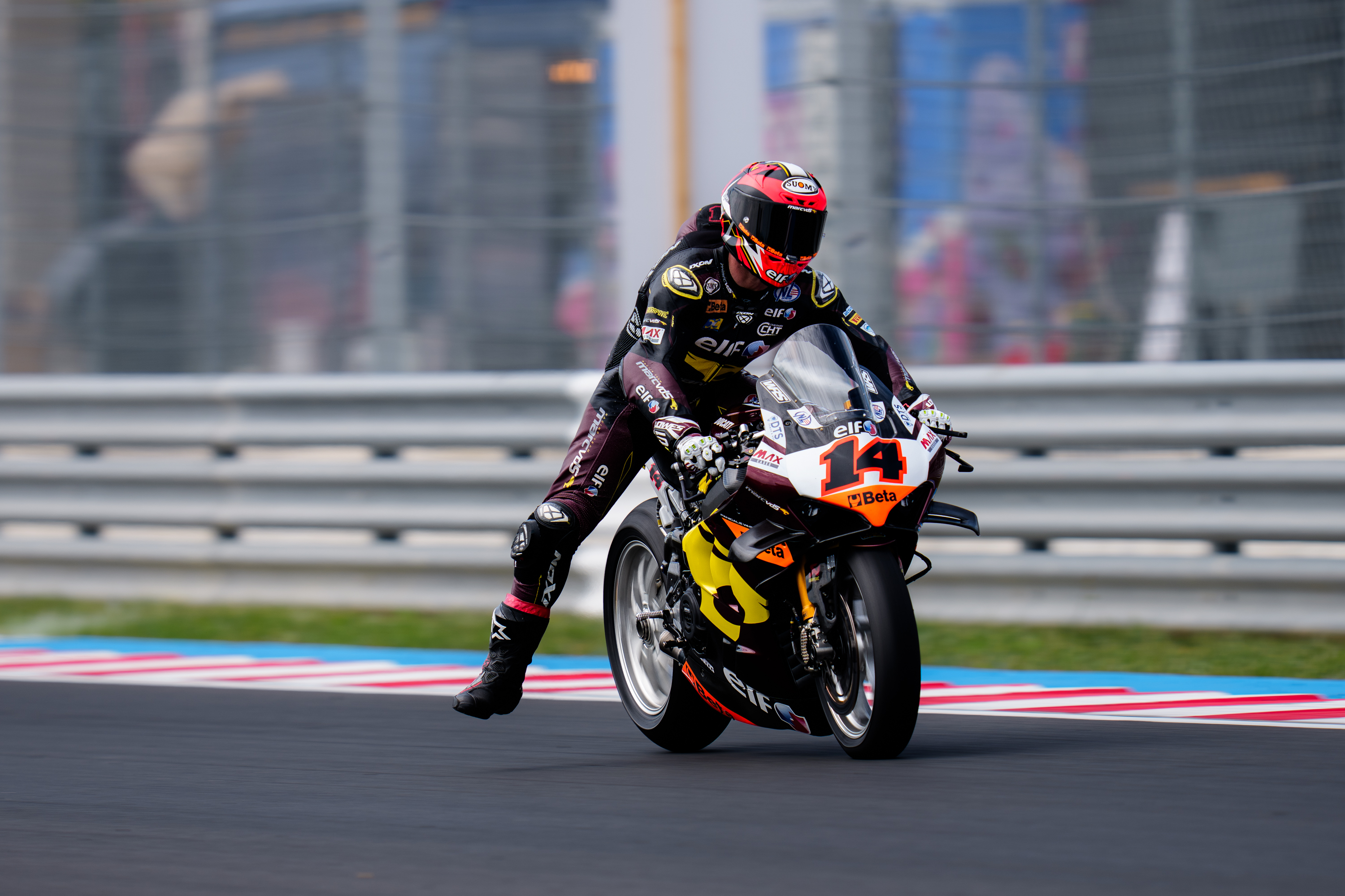 Lightning-fast Lowes tops day one in Hungary 1