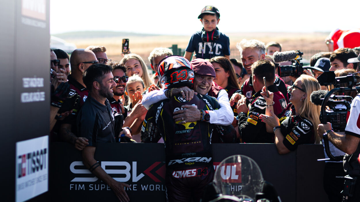 Lowes in the thick of victory fight in Aragón Race 1 15