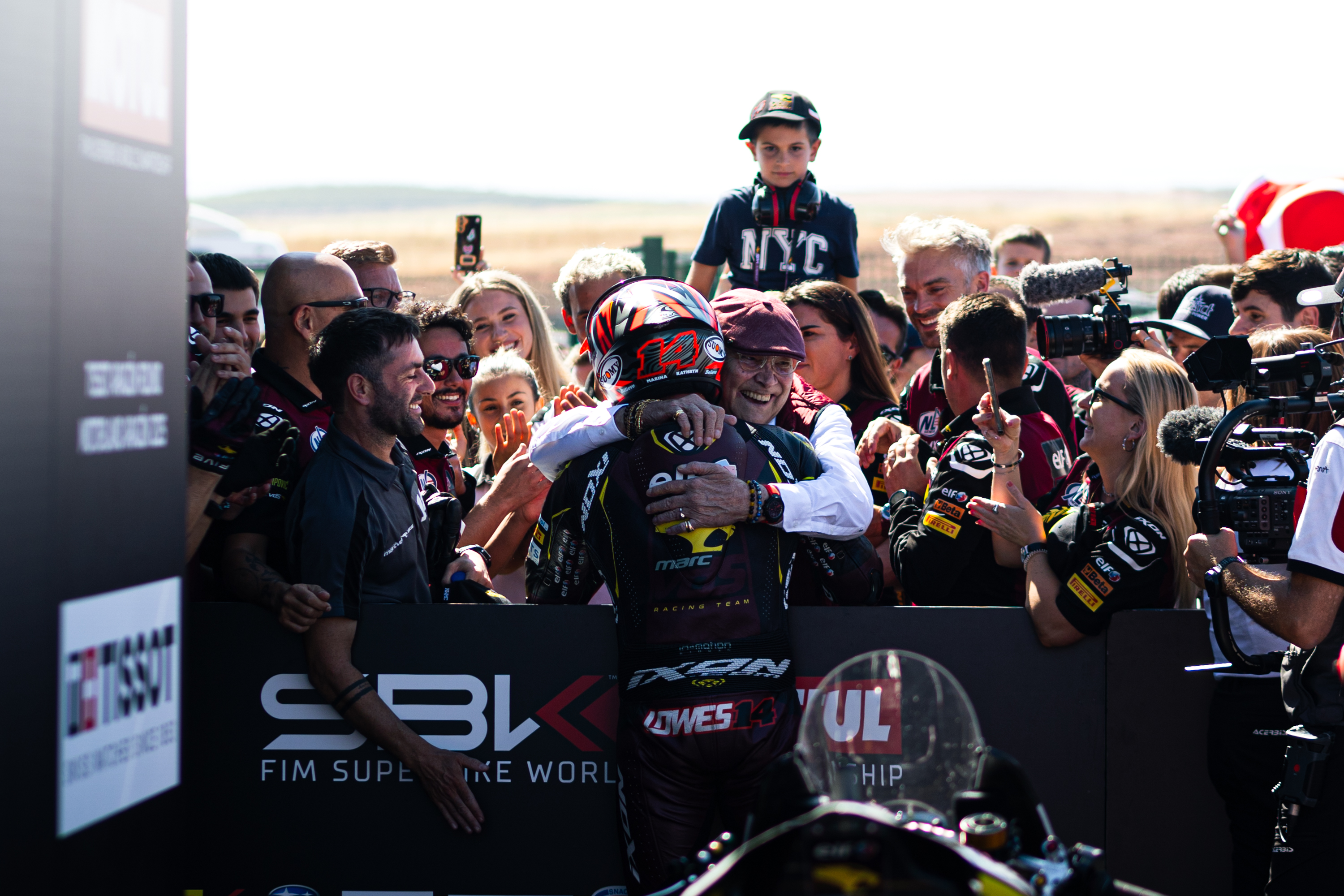 Lowes in the thick of victory fight in Aragón Race 1 1