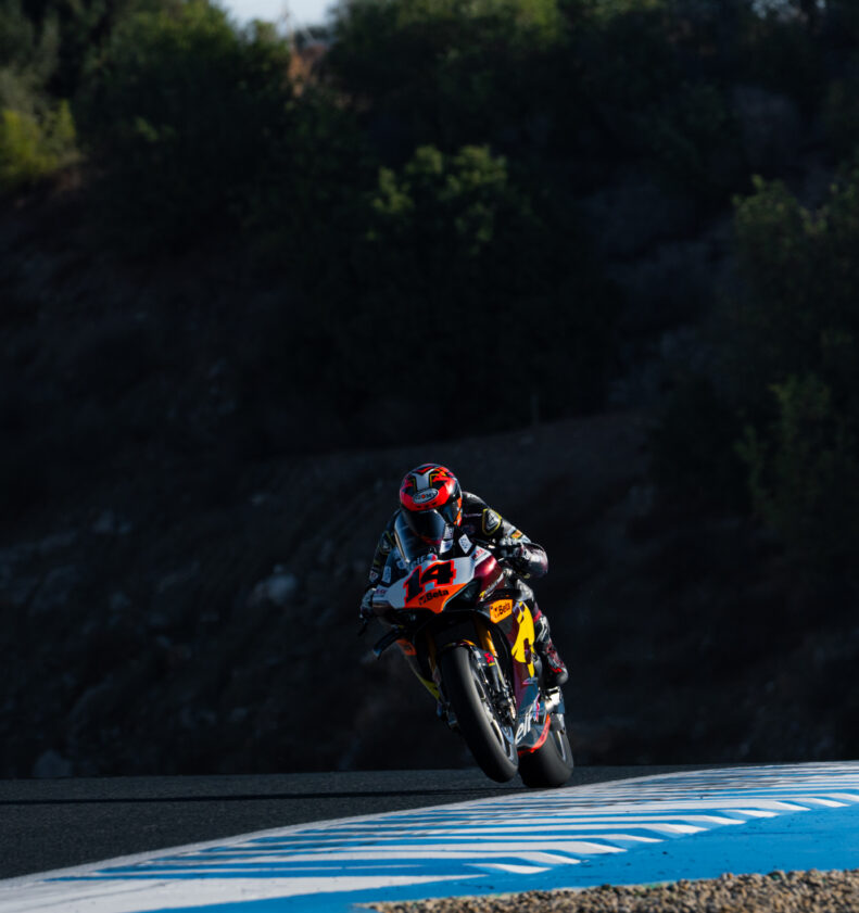 Brave Lowes powers into top three in Jerez 1