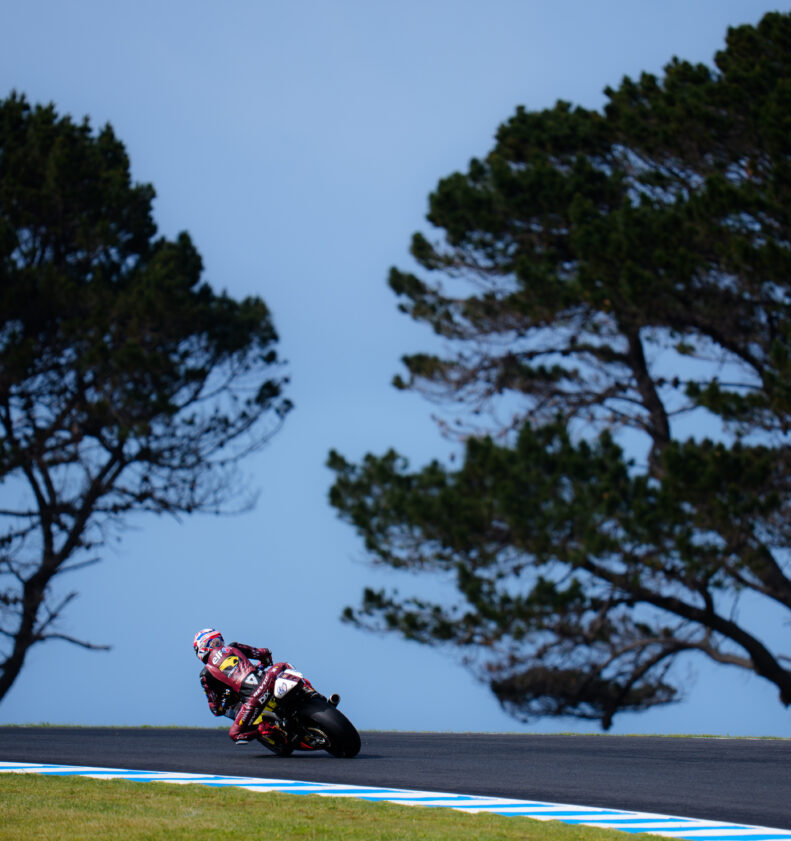 Dixon flying in fourth on blustery Phillip Island 1