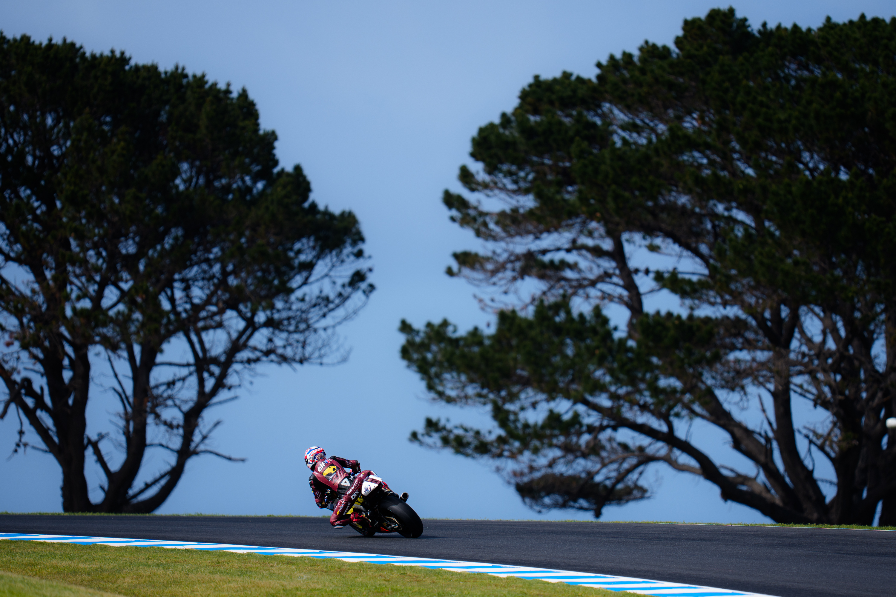 Dixon flying in fourth on blustery Phillip Island 1