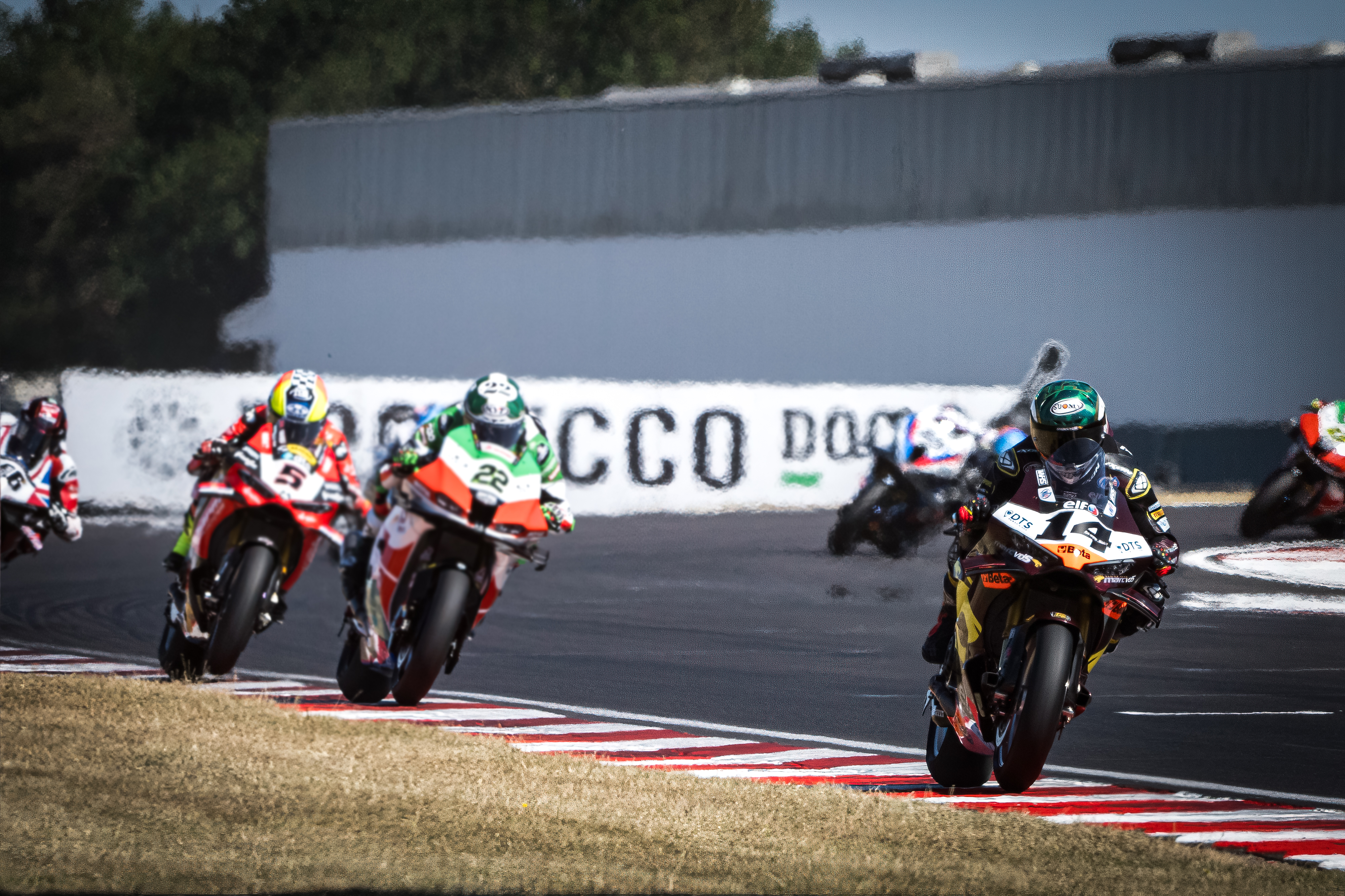 Lowes thrills home crowd with podium fight at Donington 1