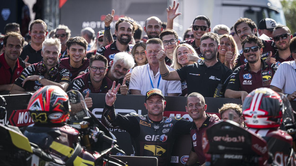 Lowes takes brilliant third in restarted Race 1 15